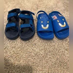 Boys cat and Jack left size 10 right H&M size 9/10 sandals